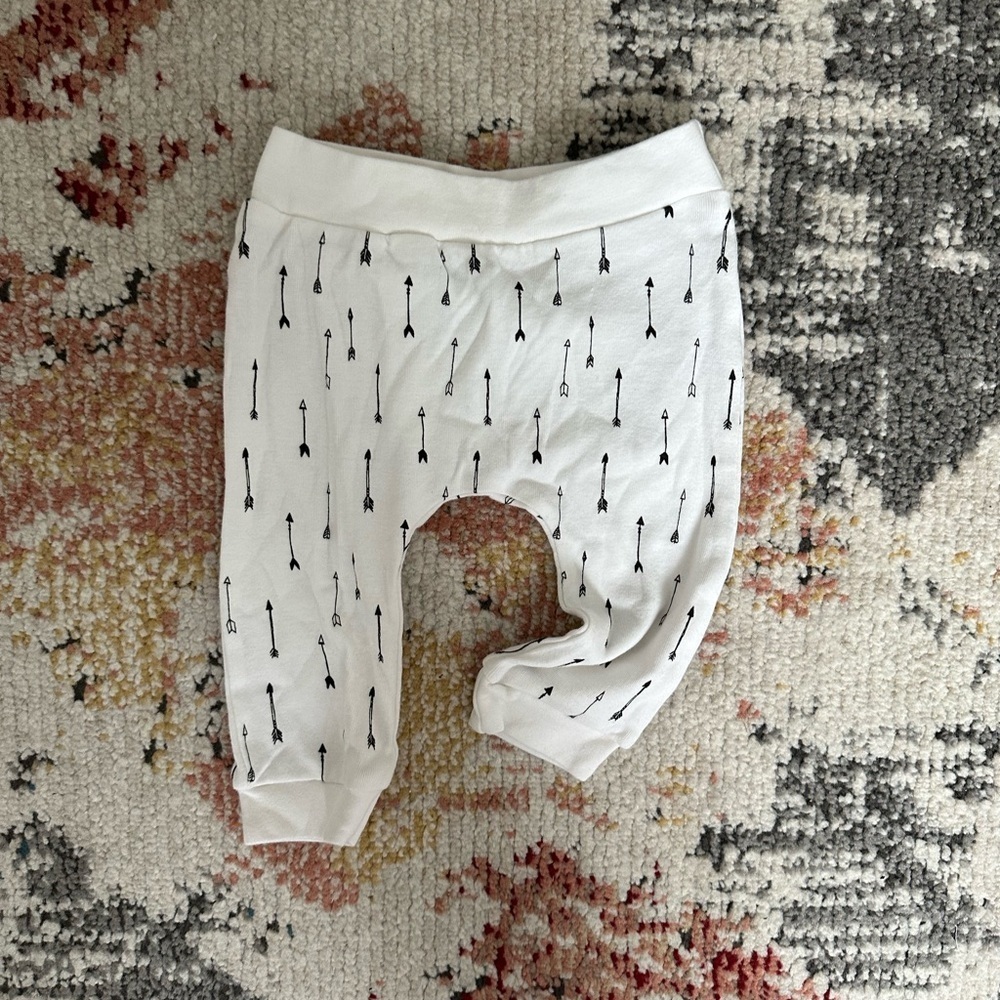 Rae Dunn 6-9m Baby Boy Arrows Joggers Pants EUC